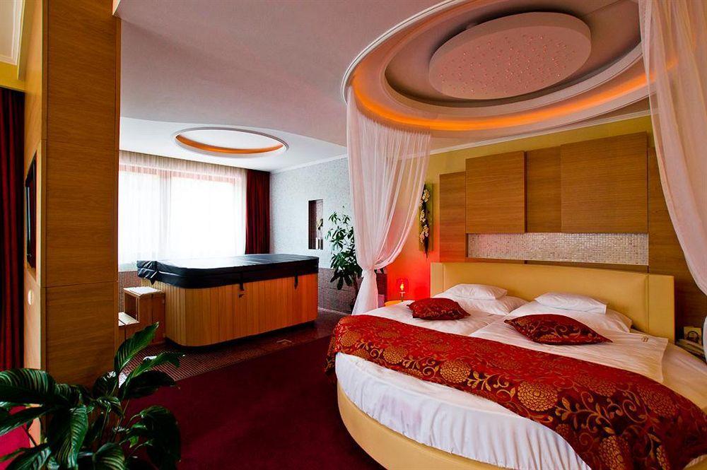 Erdospuszta Club Hotel Fenyves Дебрецен Экстерьер фото
